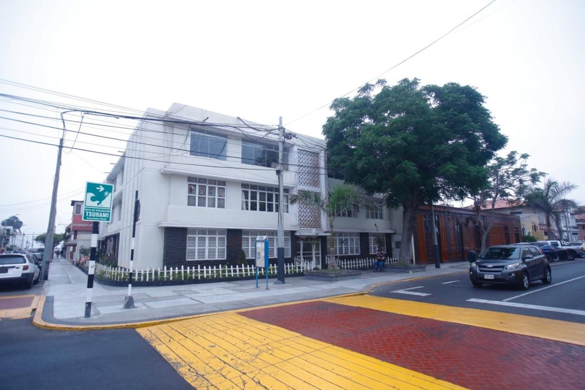Salida de agentes de la Dircocor y del abogado de Ciro Castillo , José Abanto de la vivienda de La Punta. Fotos:@photo.gec