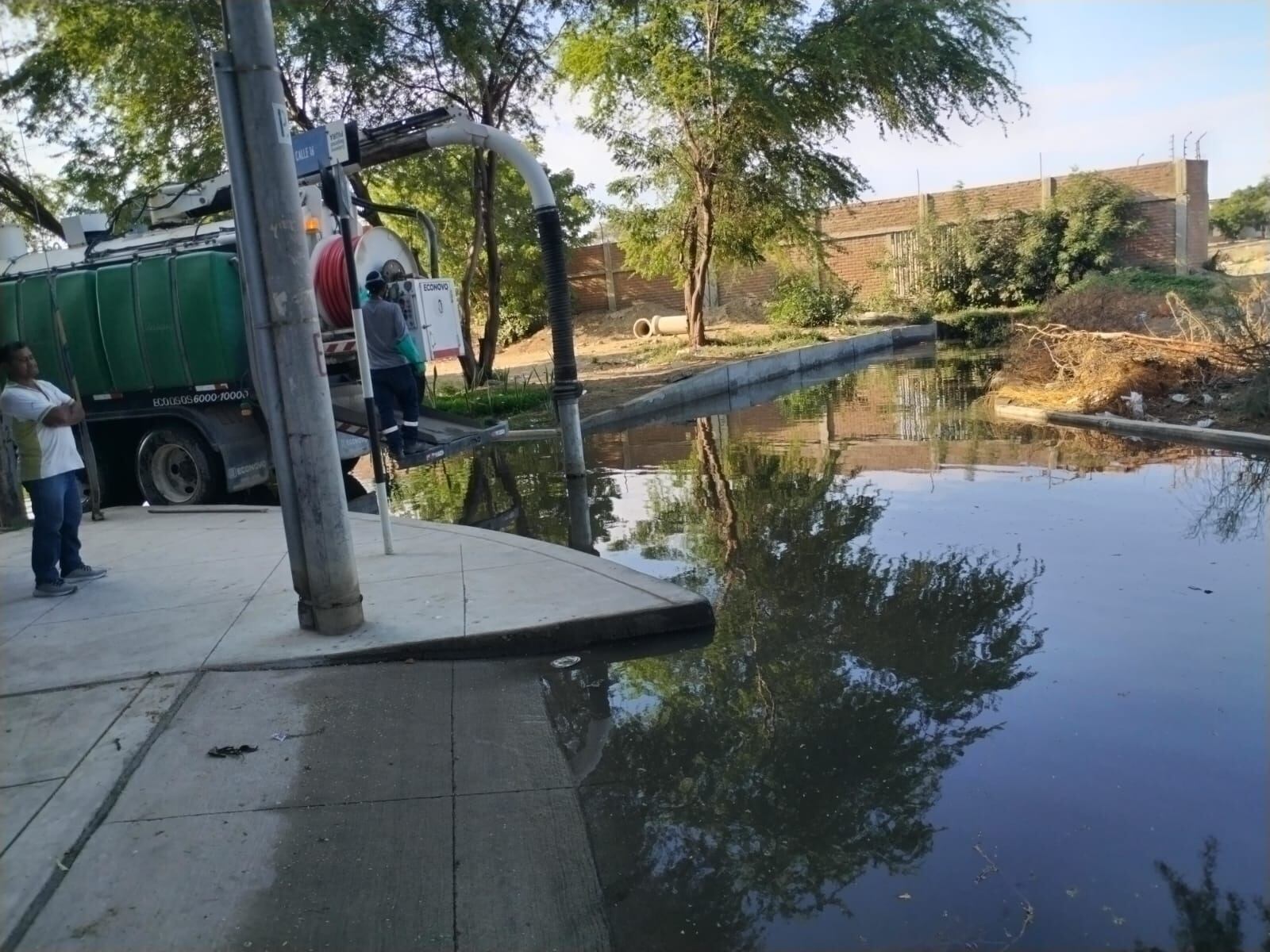 Retiran aguas servidas