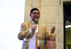 Jorge Esteves recibe reconocimiento del grupo El Comercio