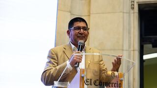 Jorge Esteves recibe reconocimiento del grupo El Comercio