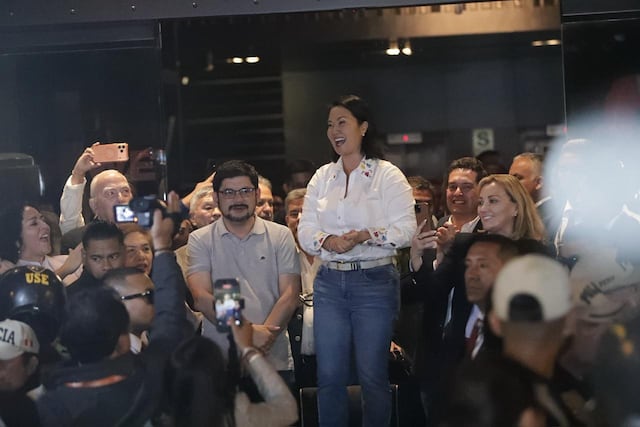 Keiko Fujimori saluda a sus simpatizantes tras pronunciarse sobre el conteo rápido (Fotos: Julio Reaño/GEC)
