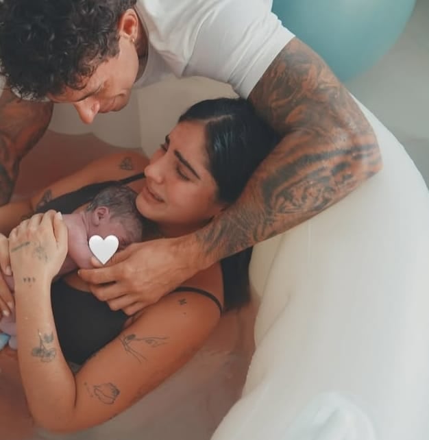 Con un parto en el agua, Hugo García e Isabella Ladera reciben a su primer hijo.