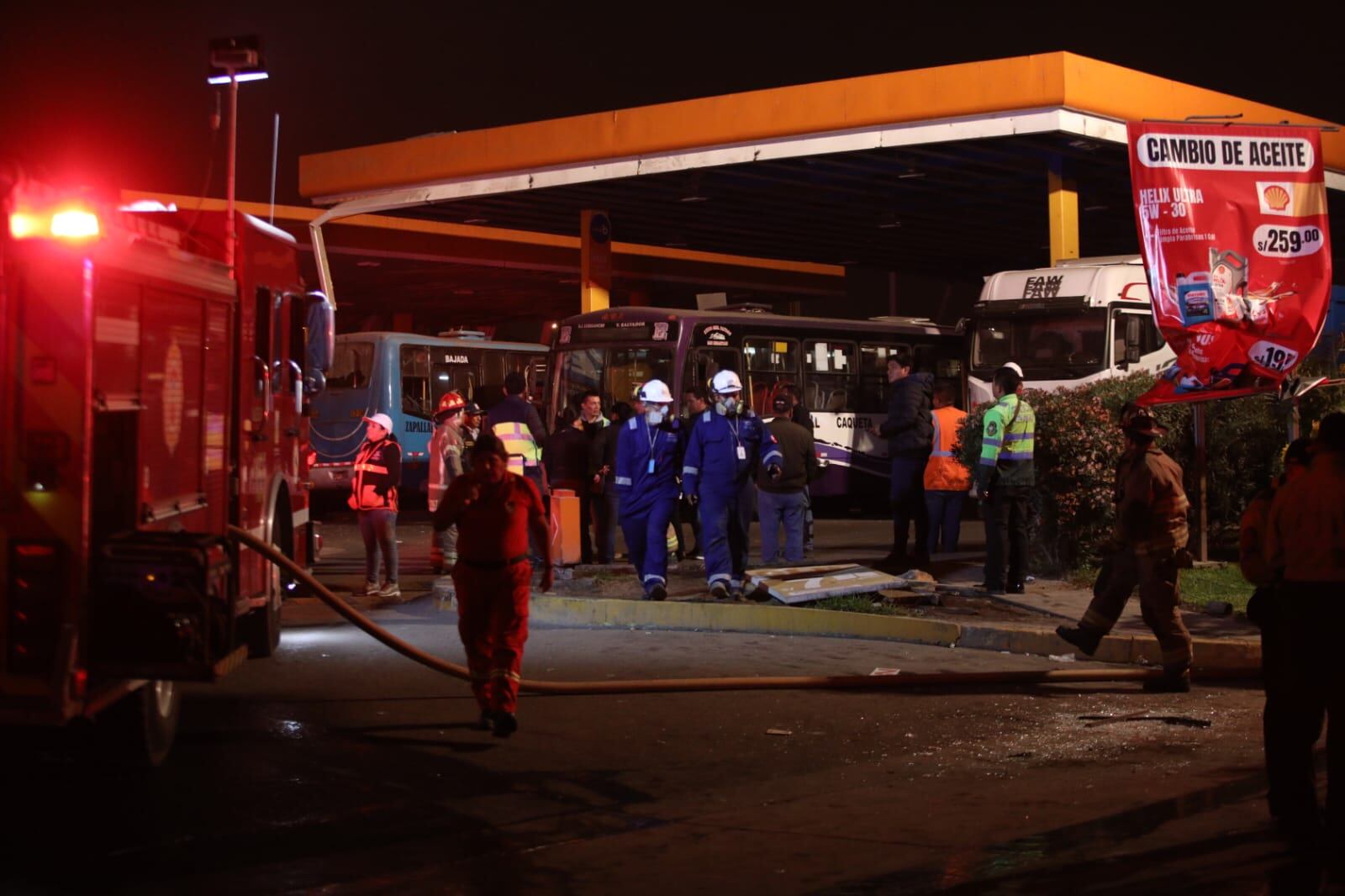 Lima, Lunes 20 de mayo del 2024. Un fallecido y al menos 20 heridos ha dejado la deflagración por fuga de gas glp en un grifo ubicado en el distrito de Villa María del Triunfo. Fotos: Anthony Niño de Guzman