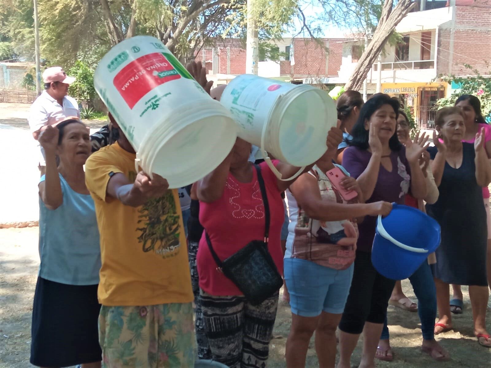 Vecinos piden que la EPS Grau envíe las cisternas para la entrega de agua en los asentamientos más afectados de los distritos de Piura, Castilla y Veintiséis de Octubre.