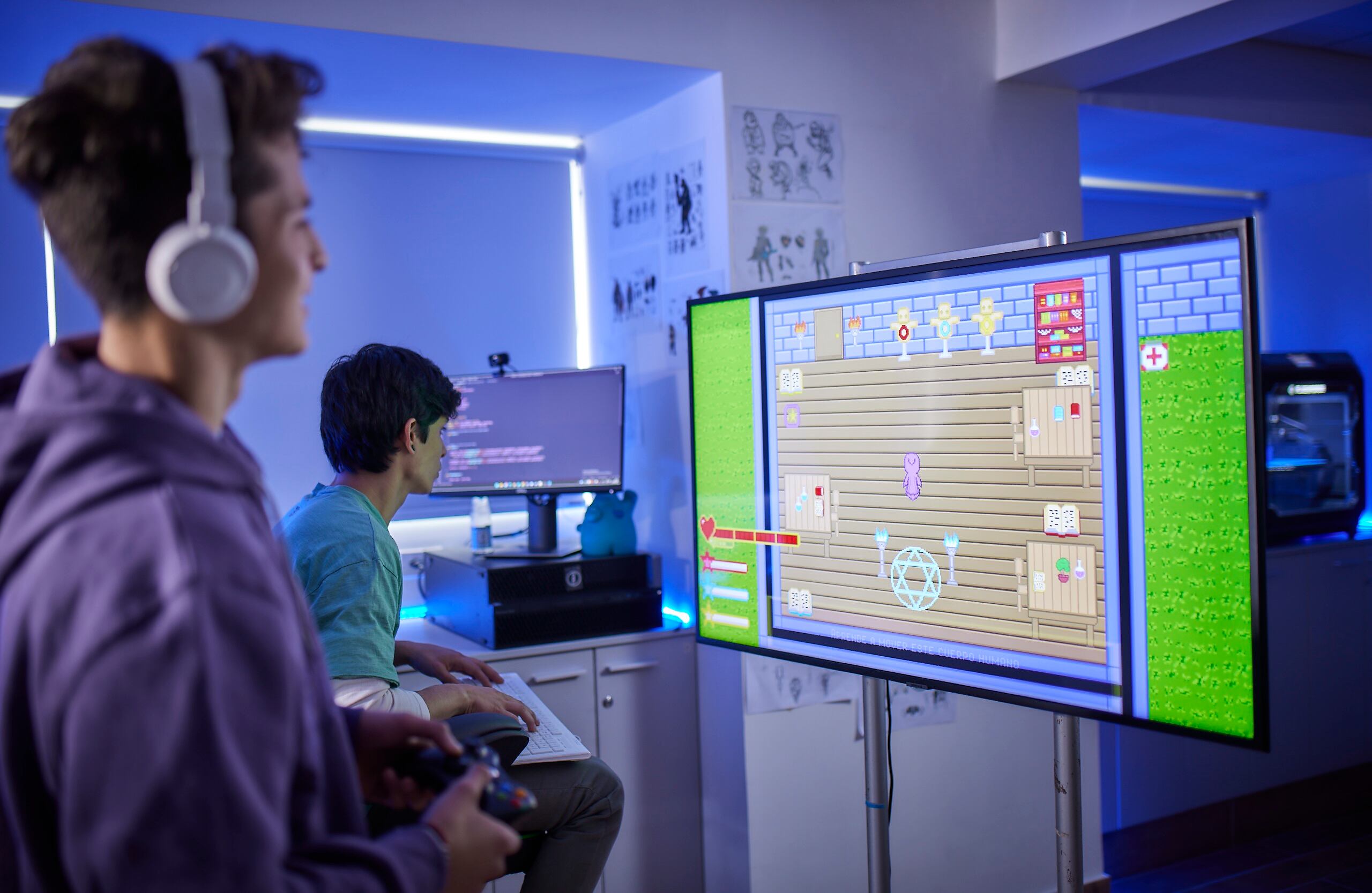 Además de los desarrolladores, animadores y programadores, la industria de videojuegos requiere de gestores de proyectos quienes buscarán el cumplimiento de metas y mejoras en el proceso de creación de los juegos.