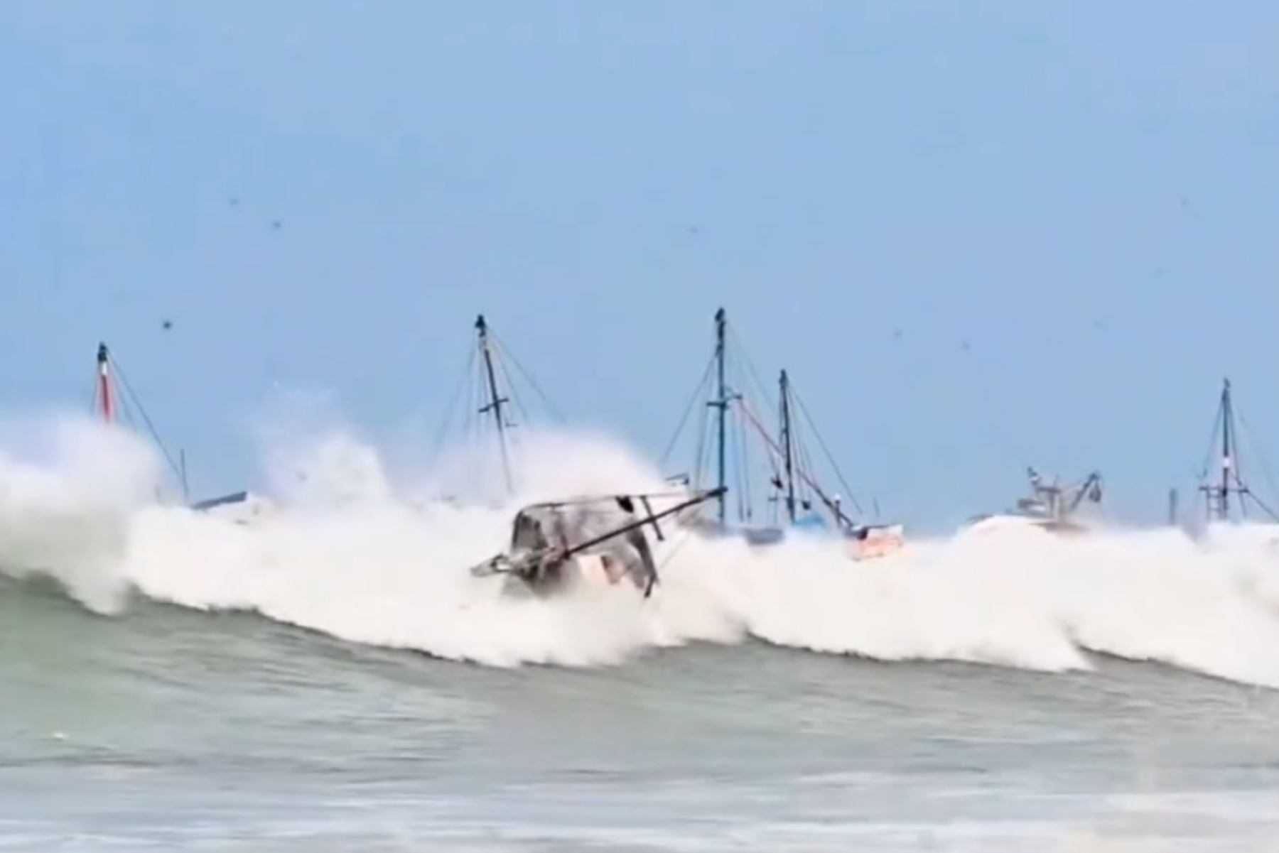 Oleajes anómalos ocasionan daños en embarcaciones pesqueras en el norte peruano. (Foto: Andina)