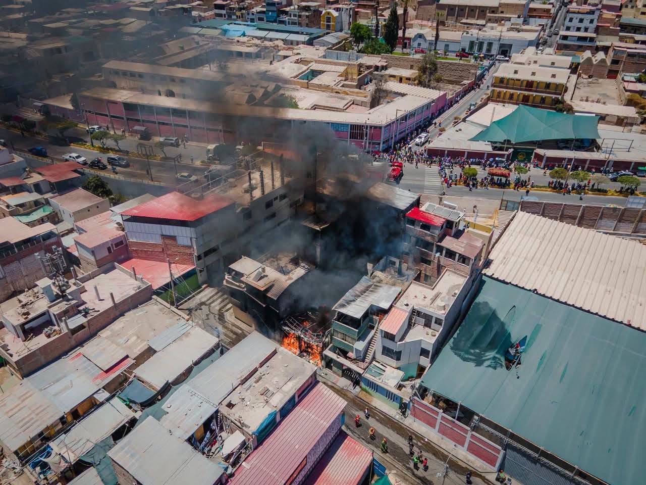Después de dos horas el fuego fue controlado y se inició la remoción de escombros. (Foto: Difusión)