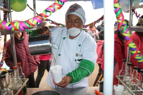 Hoy reparten más de 11 mil vasos de emoliente gratis en Huancayo y El Tambo