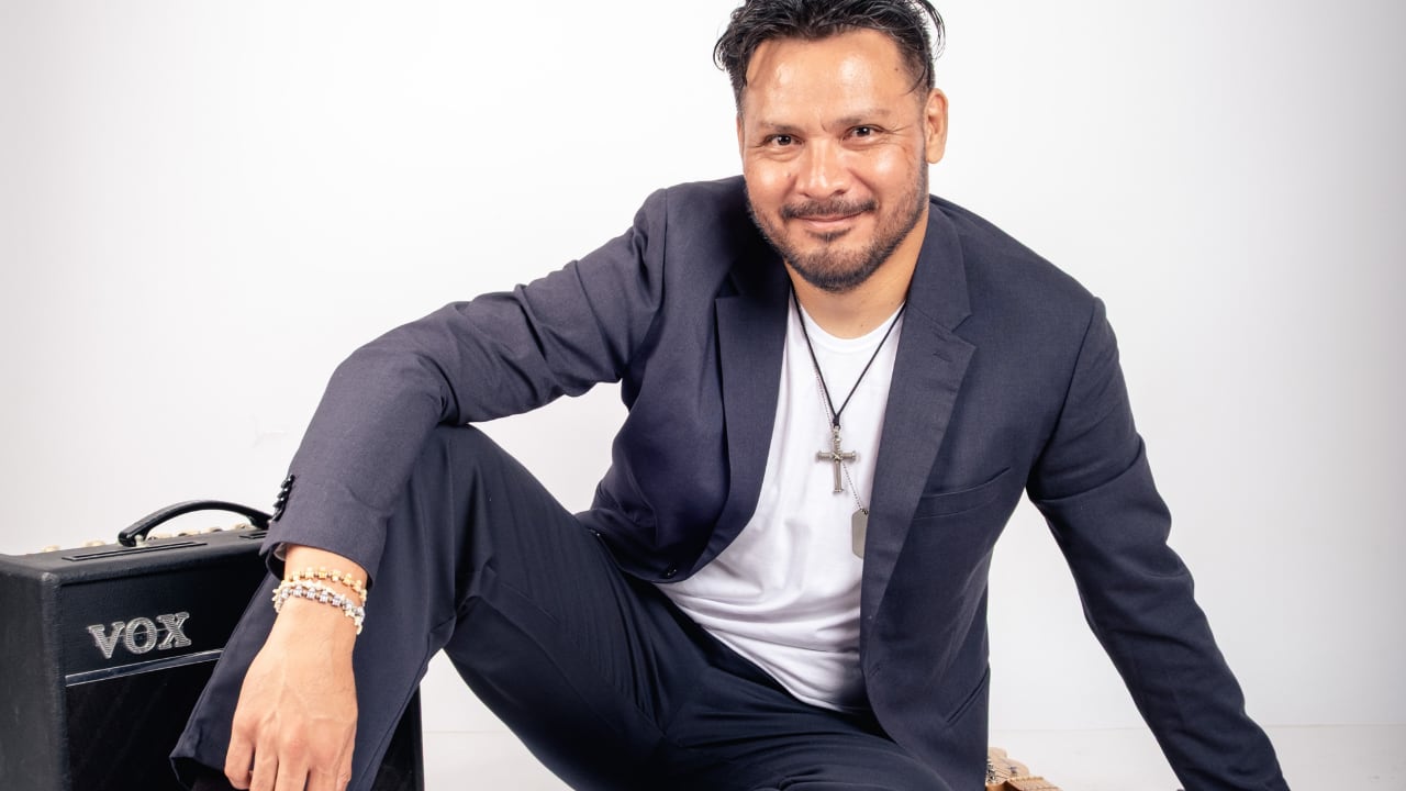 El artista peruano inicia una nueva etapa musical con una canción íntima y emocional que aborda la ansiedad, la vulnerabilidad y la capacidad de volver a empezar.
