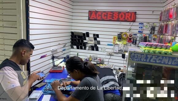 Policía Nacional del Perú realizó un operativo en el Emporio Comercial Albarracín y encontró los teléfonos celulares de dudosa procedencia. (Foto: PNP)