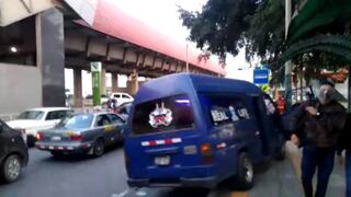 Chofer de combi informal casi atropella a inspectores de tránsito al huir de operativo en Surco