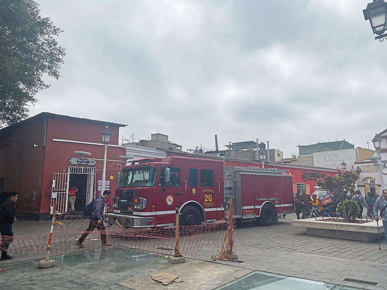 Siniestro habría sido provocado por la fuga de un balón de gas. Una persona sufrió quemaduras leves y el techo del inmueble colapsó.