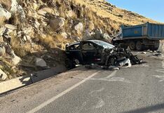 Puno: Un muerto y un herido tras el violento choque de auto y volquete en la vía Juliaca-Arequipa