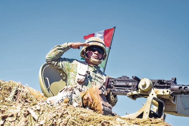 Militares en el Callao homenajearon a nuestra bandera peruana.