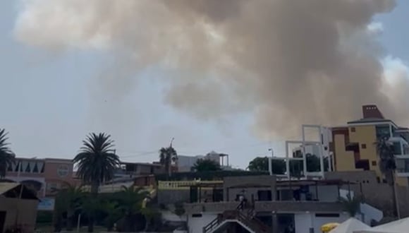 Incendio forestal provocó gran humareda en el distrito de Mejía, provincia arequipeña de Islay. (Foto: Difusión)