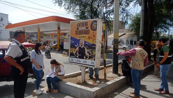 Comuna piurana retira paneles publicitarios que no contaban con autorización municipal
