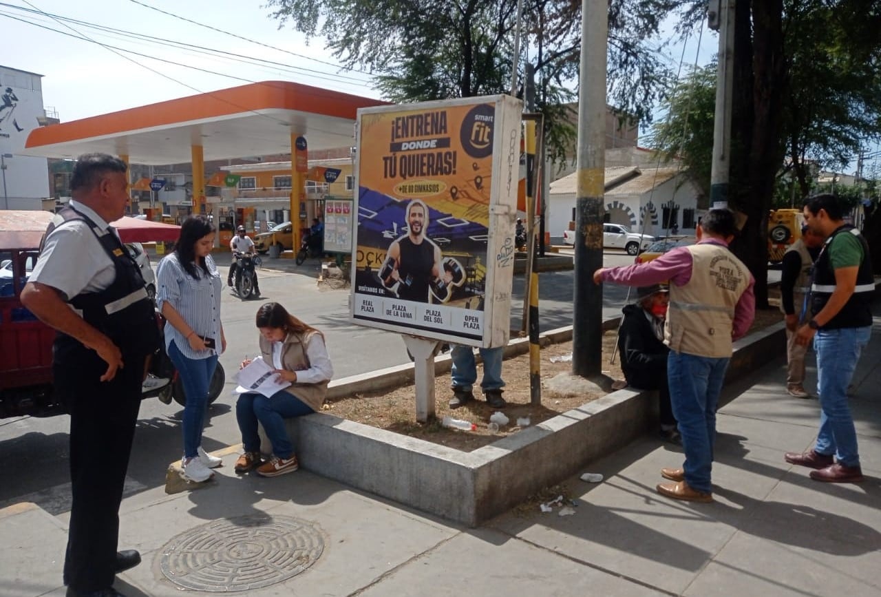 Comuna piurana retira paneles publicitarios que no contaban con autorización municipal