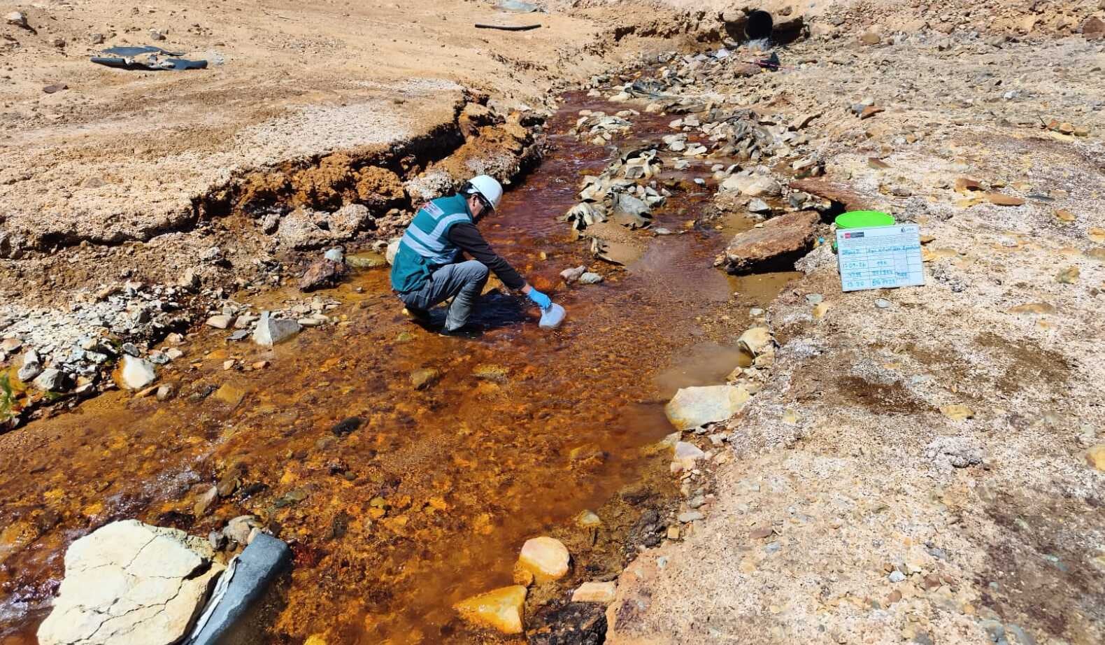 ANA recoge muestras en la cuenca del río Tambo, en Arequipa. Foto: ANA.