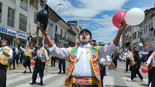 Danza, color y emoción de los isabelinos en la comparsa por el 170 aniversario de su colegio