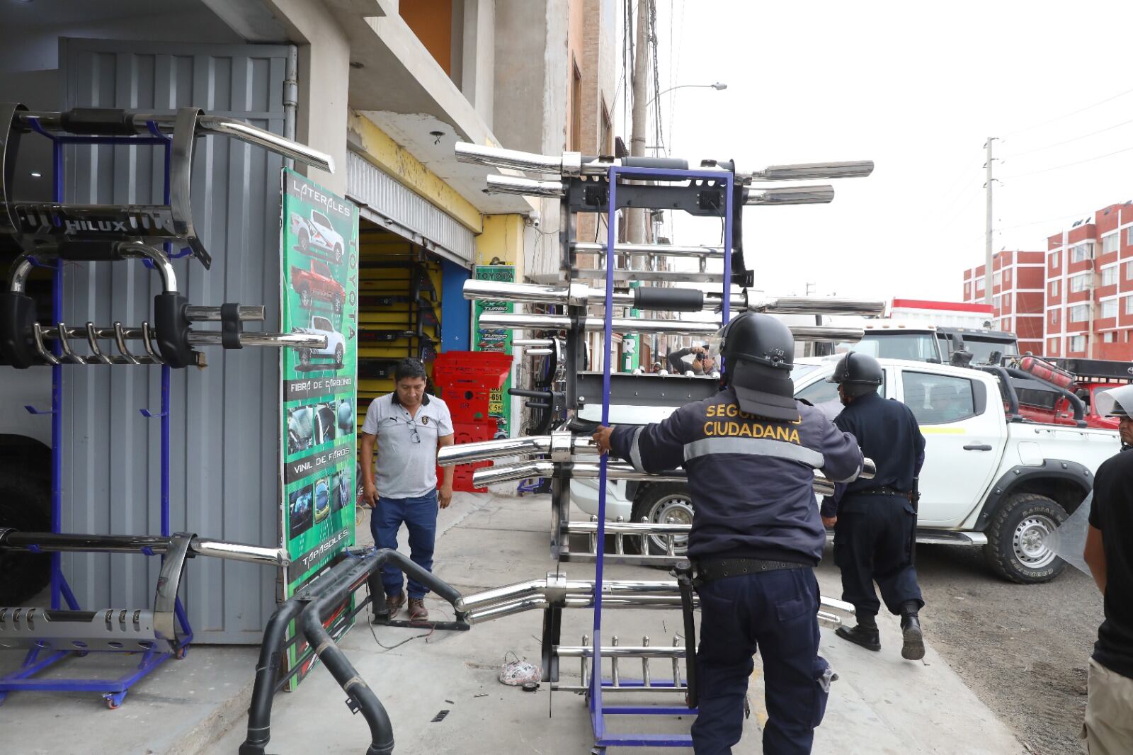 Entorpecen el tránsito peatonal e incluso ponen en riesgo la seguridad de los vecinos. Autoridad edil advierte que les decomisarán su mercancia.