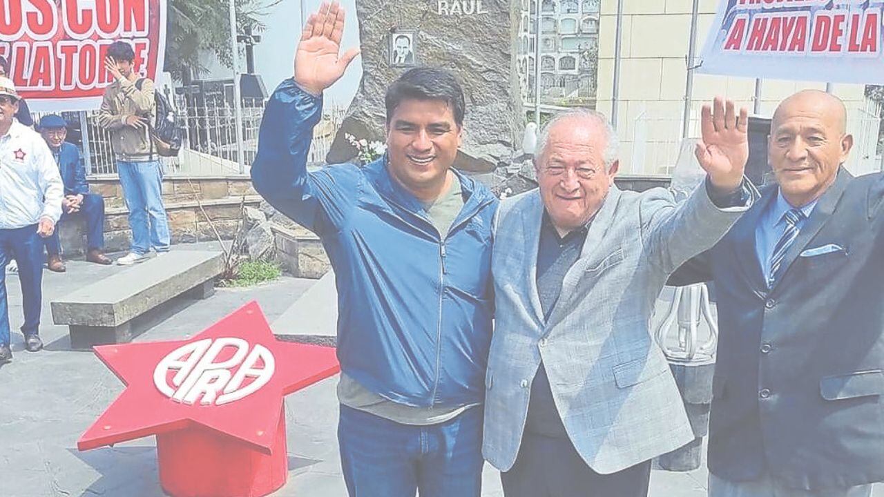 Alcalde de Trujillo participa en homenaje a Víctor Raúl Haya de la Torre y se toma fotos con dirigentes. Sin embargo, dice que fue “circunstancial”.