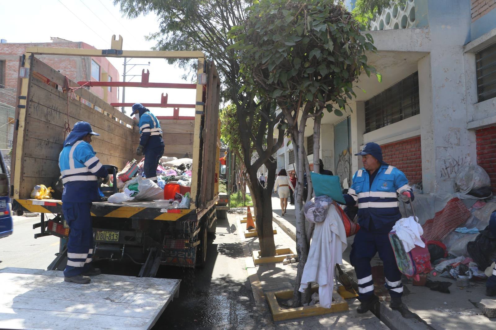 En camión se llevaron los objetos acumulados por una mujer. Foto: SBA.
