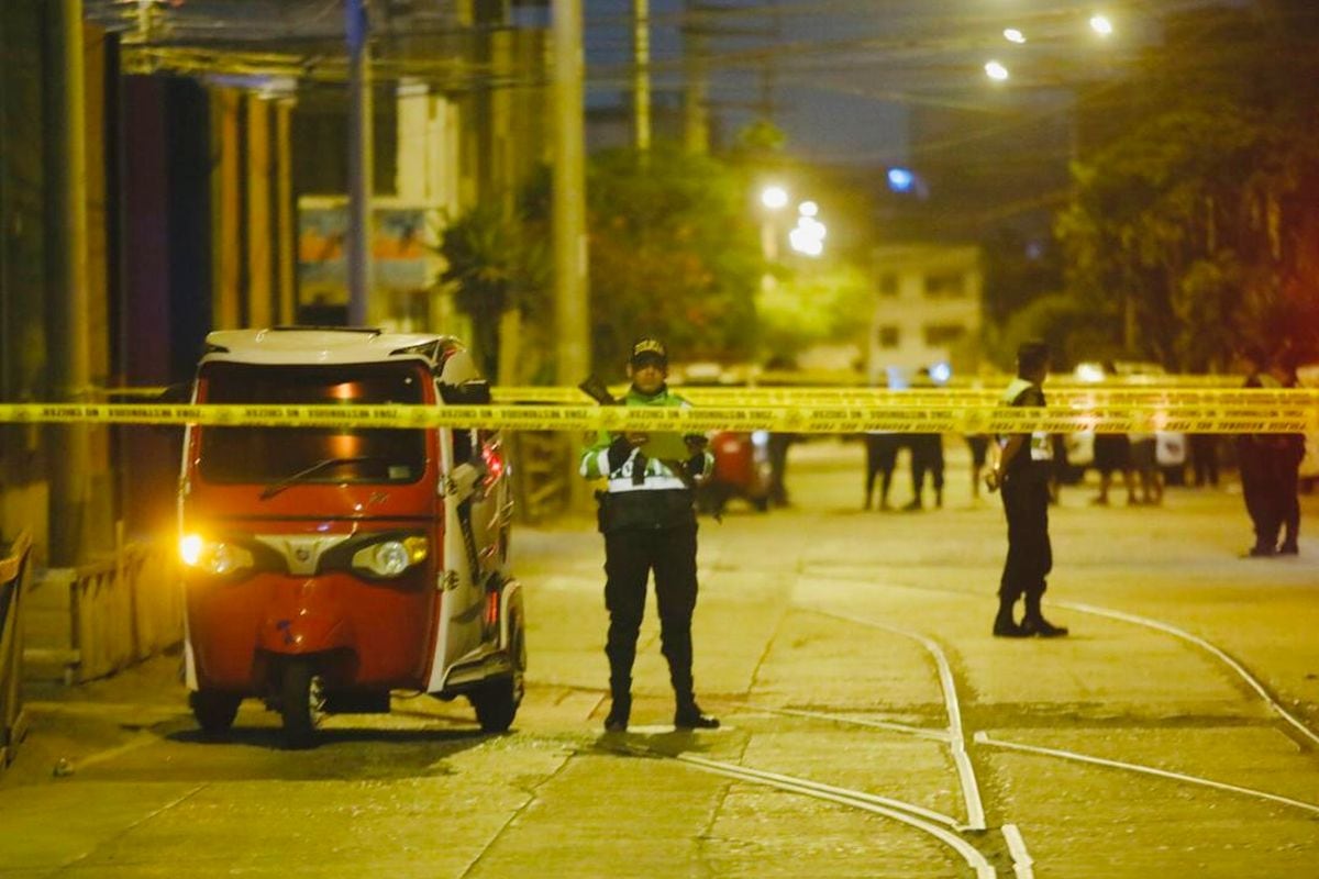 Sicarios interceptaron y acribillaron a pareja cuando se movilizaba en su moto carguera por el distrito de Laredo.