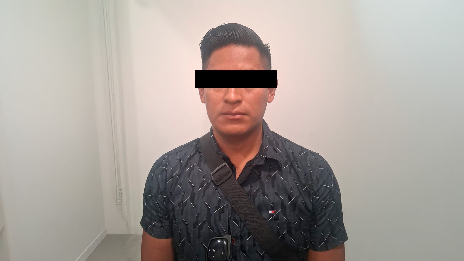Ciudadano extranjero intentó salir del Perú con una identidad peruana presuntamente adulterada. Foto: MININTER.