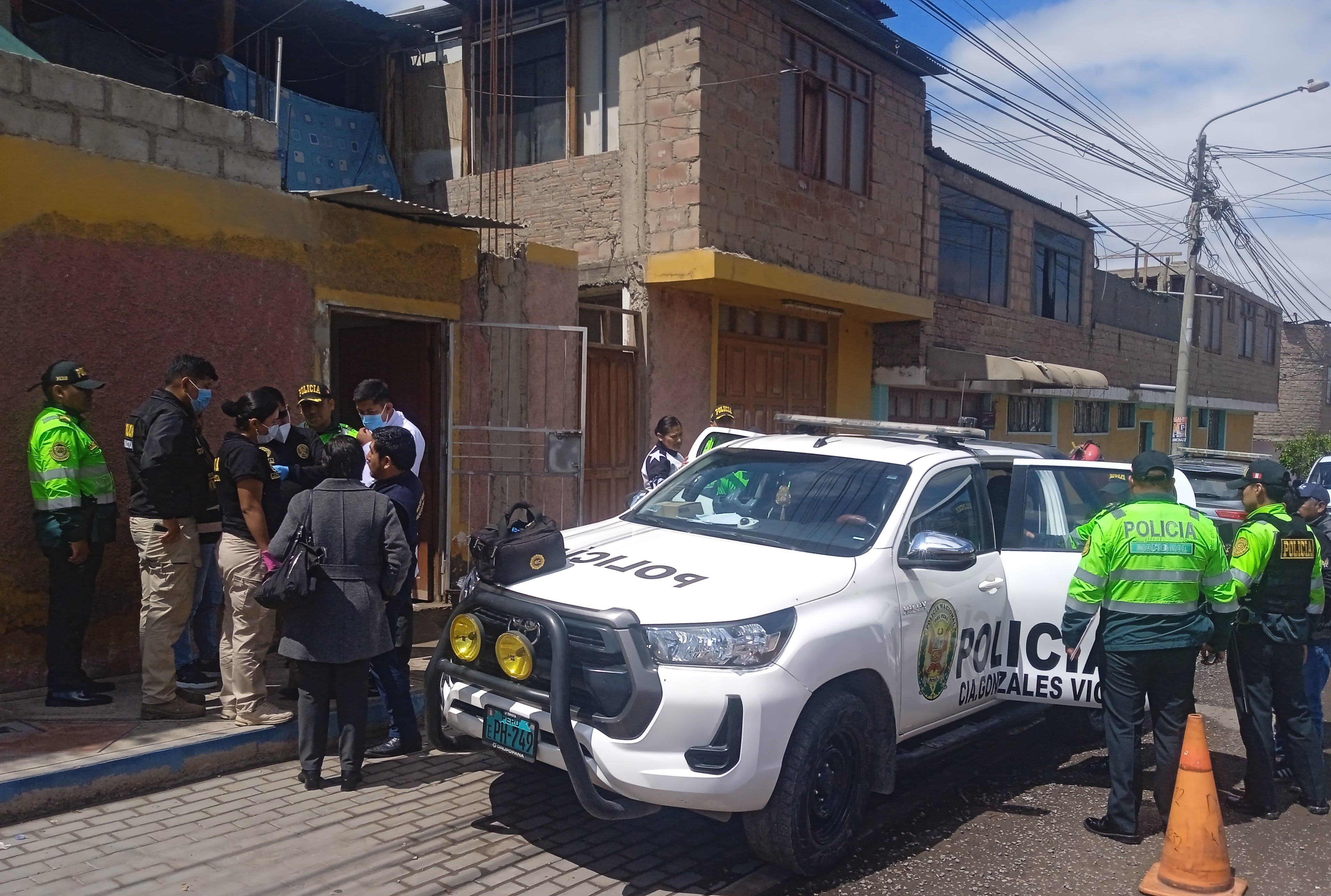 Varios policías respaldados por fiscales en delitos de trata de personas participaron en el operativo en la vivienda de la calle Cahuide con avenida Grau