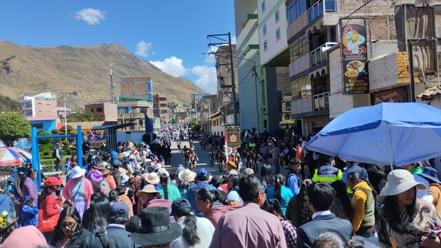 Miles desfilan para conmemorar 23 aniversario de distrito de Ascensión, en Huancavelica