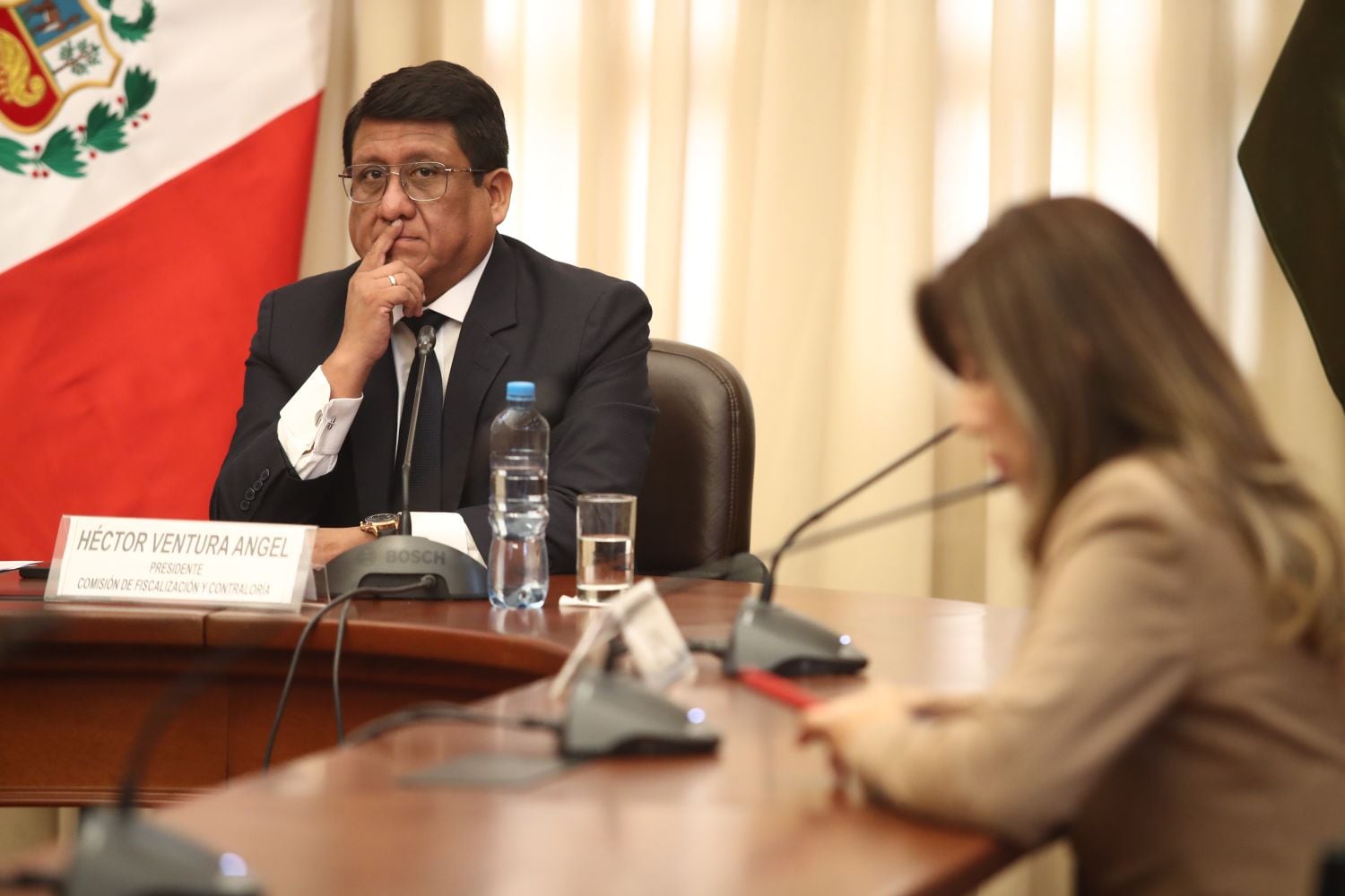 Héctor Ventura y Lady Camones, presidente e integrante de la Comisión de Fiscalización, respectivamente, fueron los unicos legisladores que asistieron de forma presencial a la sesión y que hicieron preguntas al testigo.