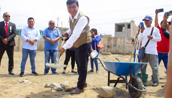 Alcalde de Huanchaco, Efraín Bueno Alva, colocó la primera piedra de importante obra que contará con un campo deportivo e iluminación con tecnología LED.