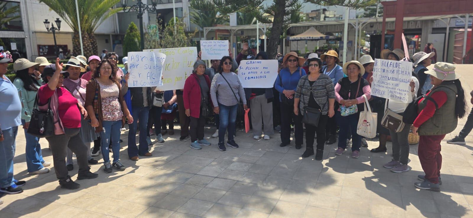 Comedores populares salen a apoyar a alcalde Víctor Hugo por temor a cambios en productos, tras su vacancia (Foto: Omar Cruz/@photo.gec)