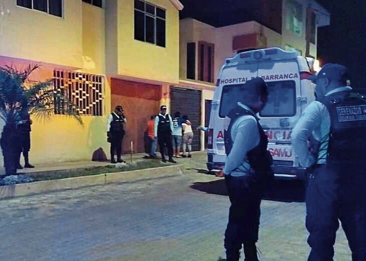 Delincuentes en motocicleta acabaron a tiros con la vida del trabajador de una conocida entidad bancaria, cuando estaba en compañía de su esposa, en Barranca