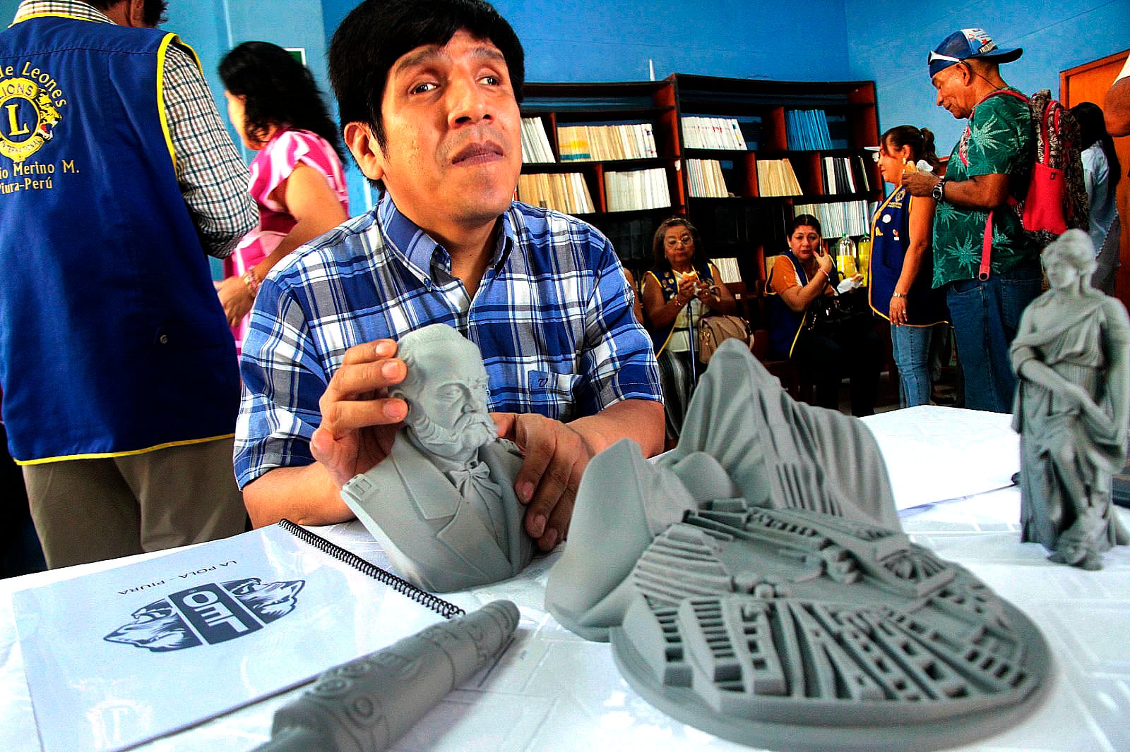 Sala municipal recibe donativo de estatuas 3D y texto braille donados por jóvenes Leo.