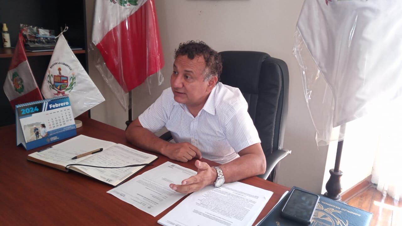 Ever Cadenillas sostiene que construir un colegio demora hasta cuatro años; y hacer un hospital cinco años. Eso significa que la obra que inició un alcalde o gobernador la va a inaugurar la siguiente autoridad, por eso debe haber reelección.