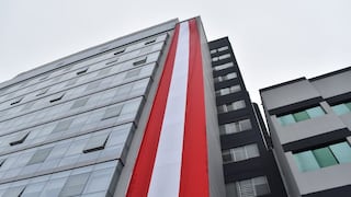 Colocan gigantesca bandera peruana en homenaje al Bicentenario de la Independencia Nacional