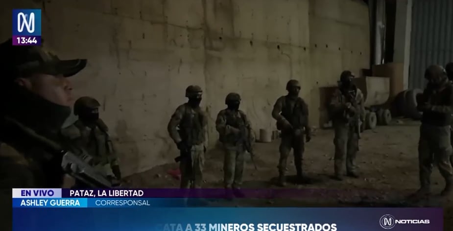 Un despliegue de fuerzas del orden permitió el rescate progresivo de trabajadores que habían sido secuestrados por hombres armados en una mina del centro poblado de Pueblo Nuevo. FOTO: CAPTURA CANAL N.