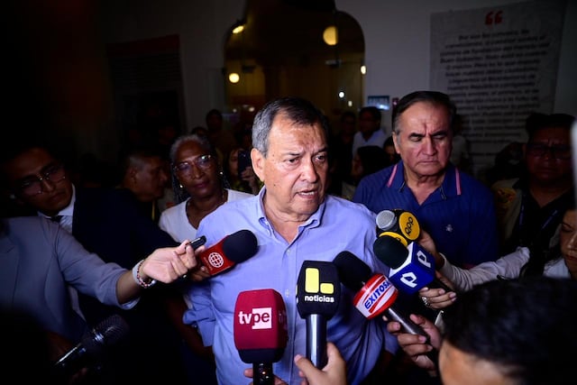 El candidato por partido "Buen Gobierno", Jorge nieto, recibió el flash electoral en su local en el centro de Lima. (Fotos: Paloma del Solar /@photo.gec)