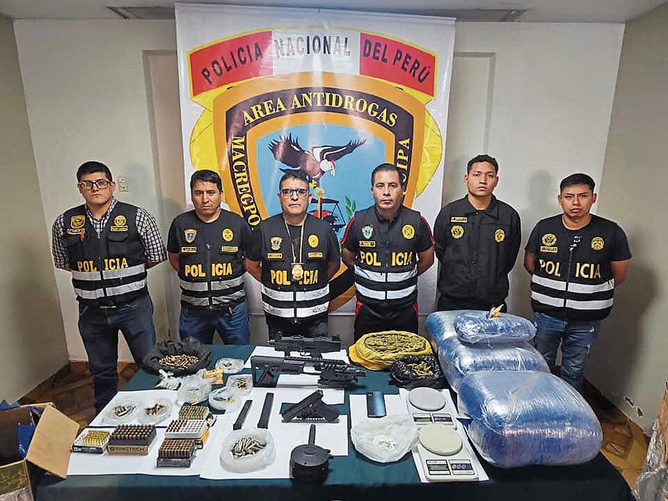 Personal de la Policía encuentra las armas junto con droga. Foto: GEC.