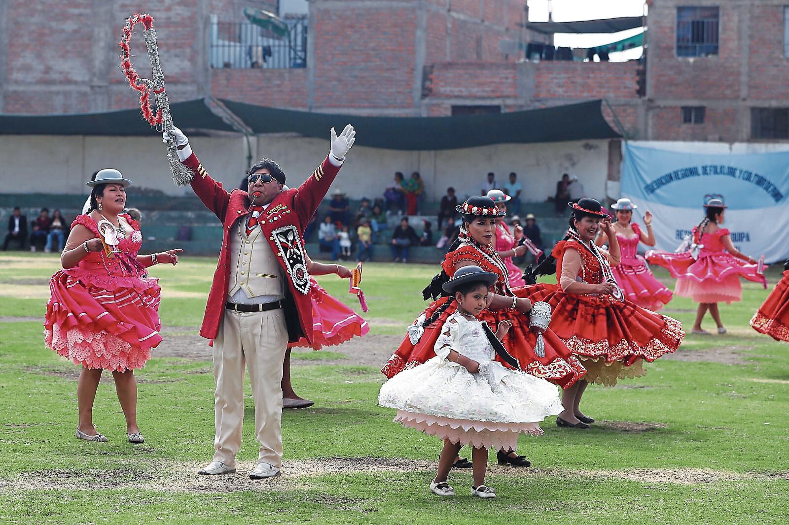 La agrupación Corazón Valiente abrió el concurso de danzas en el complejo deportivo. (Foto: GEC)
