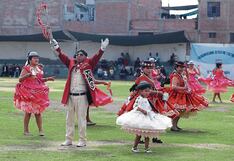Fiesta y música de residentes de Puno en la ciudad de Arequipa
