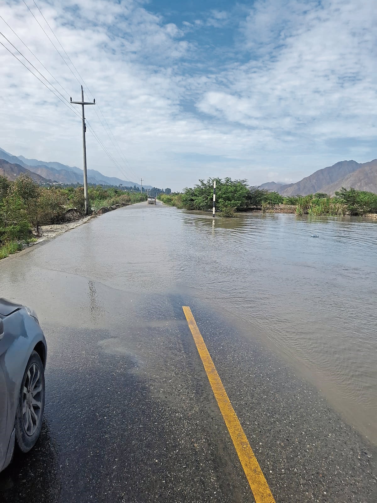 Agua llegó hasta la carretera y afectó postes de energía eléctrica, por lo que se decidió cortar el servicio como medida de precaución. Lluvias continuarán y de acuerdo con un comunicado del Senamhi, hay la posibilidad de que se activen quebradas ubicadas en las 12 provincias que integran La Libertad.