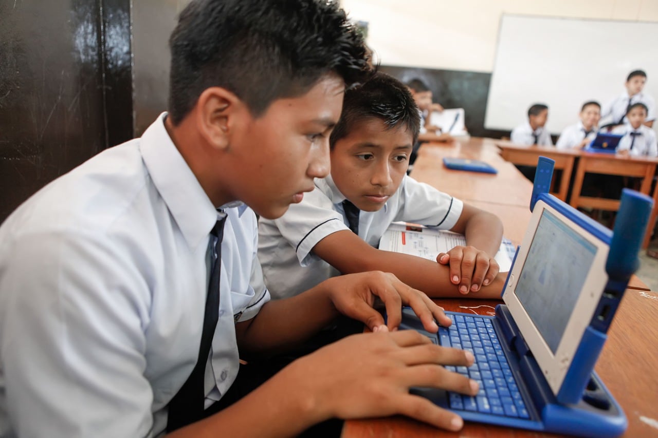 Colegios de las regiones de Loreto, Amazonas, Ucayali, Cajamarca, Pasco, Huánuco, San Martín y Puno no llegan al 50% de acceso a internet, según datos del Índice de Competitividad Regional - Incore 2023.