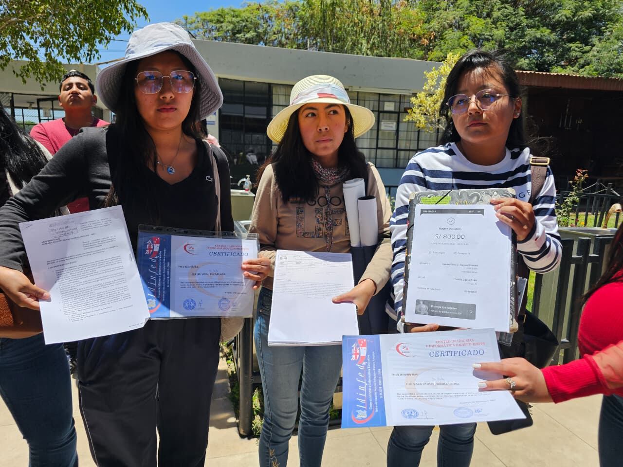Egresados denuncian certificados de inglés falsos en Arequipa. (Foto: Fanny Arotaipe/@photo.gec)