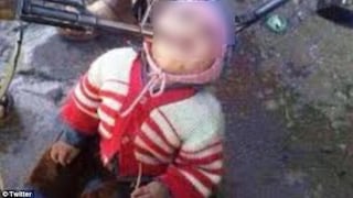 Indignante: Niña arrodillada con tres rifles apuntando su cabeza sería la rehén más joven en Siria