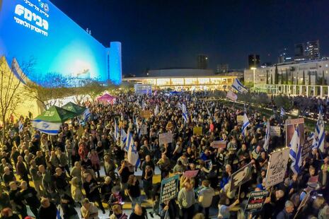Cientos de israelíes protestan contra el gobierno de Benjamín Netanyahu