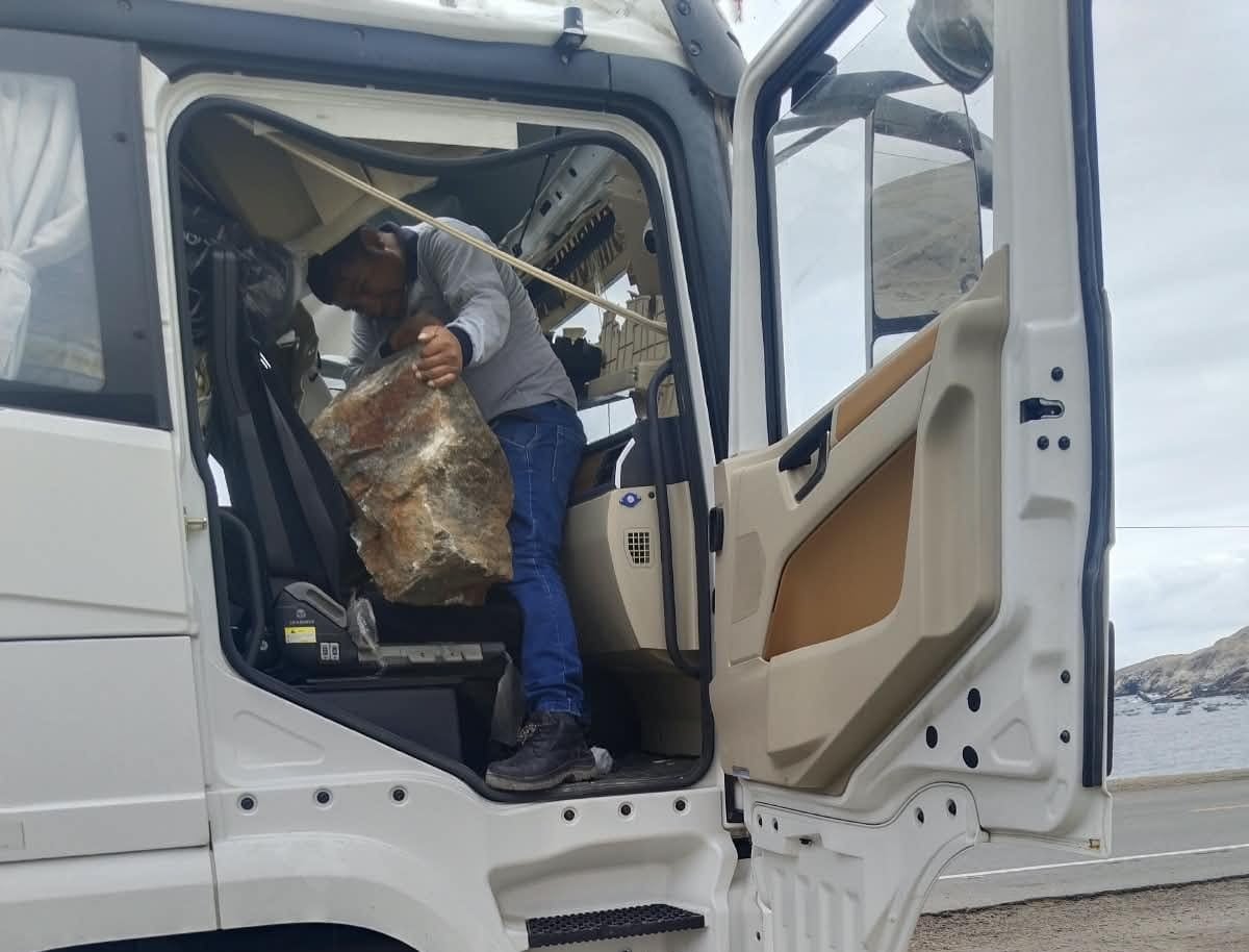 La piedra tuvo que ser retirada por la ventana