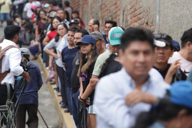 Se apertura las mesas de sufragio en el colegio San Luis Gonzaga de SJM, personas aún tienen quejas por el trabajo del personal de ONPE (Fotos: Julio Reaño/@photo.gec)