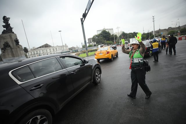 Cierre de vías hacia el Centro de Lima provoca caos vehicular en zonas aledañas